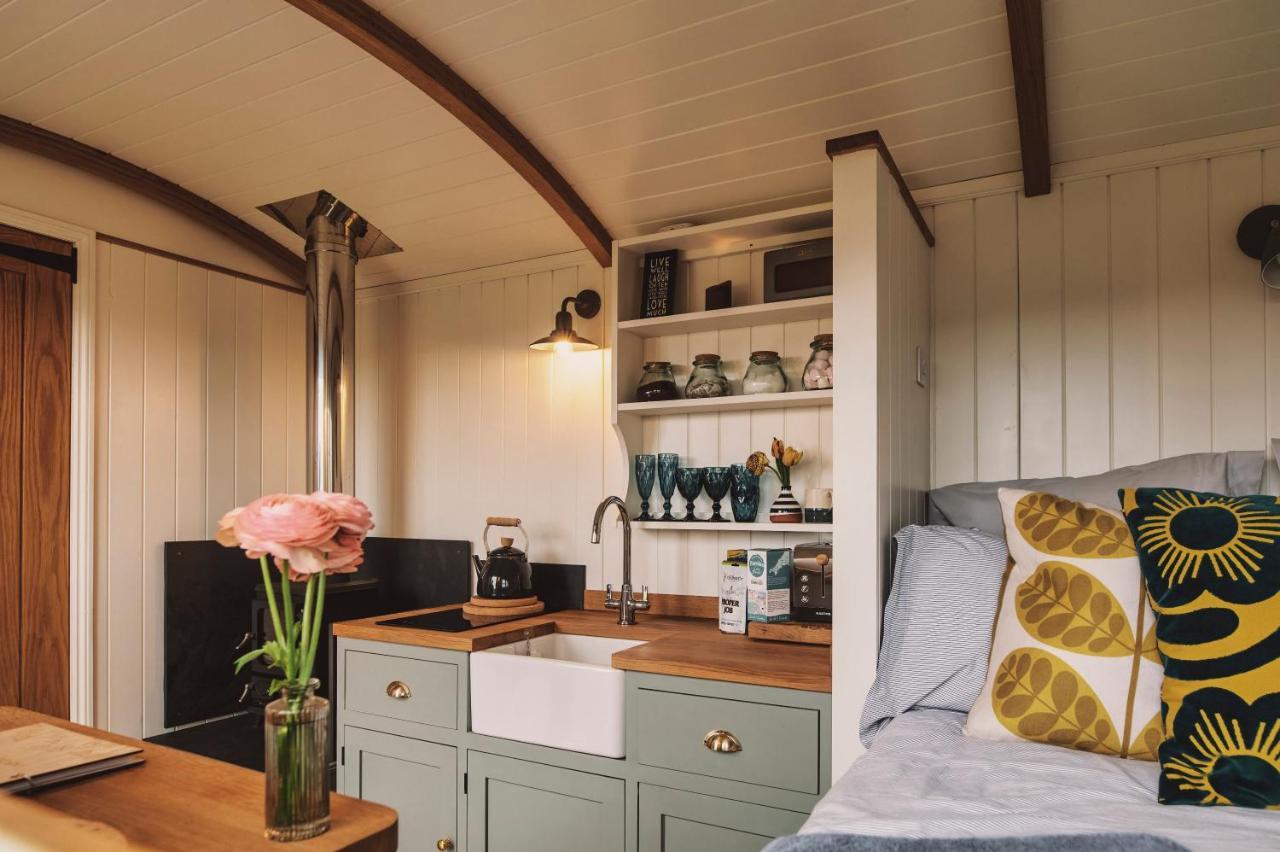 Luxury Shepherd'S Hut On Flower Farm With Outdoor Bath In Mid Cornwall Truro Exterior photo