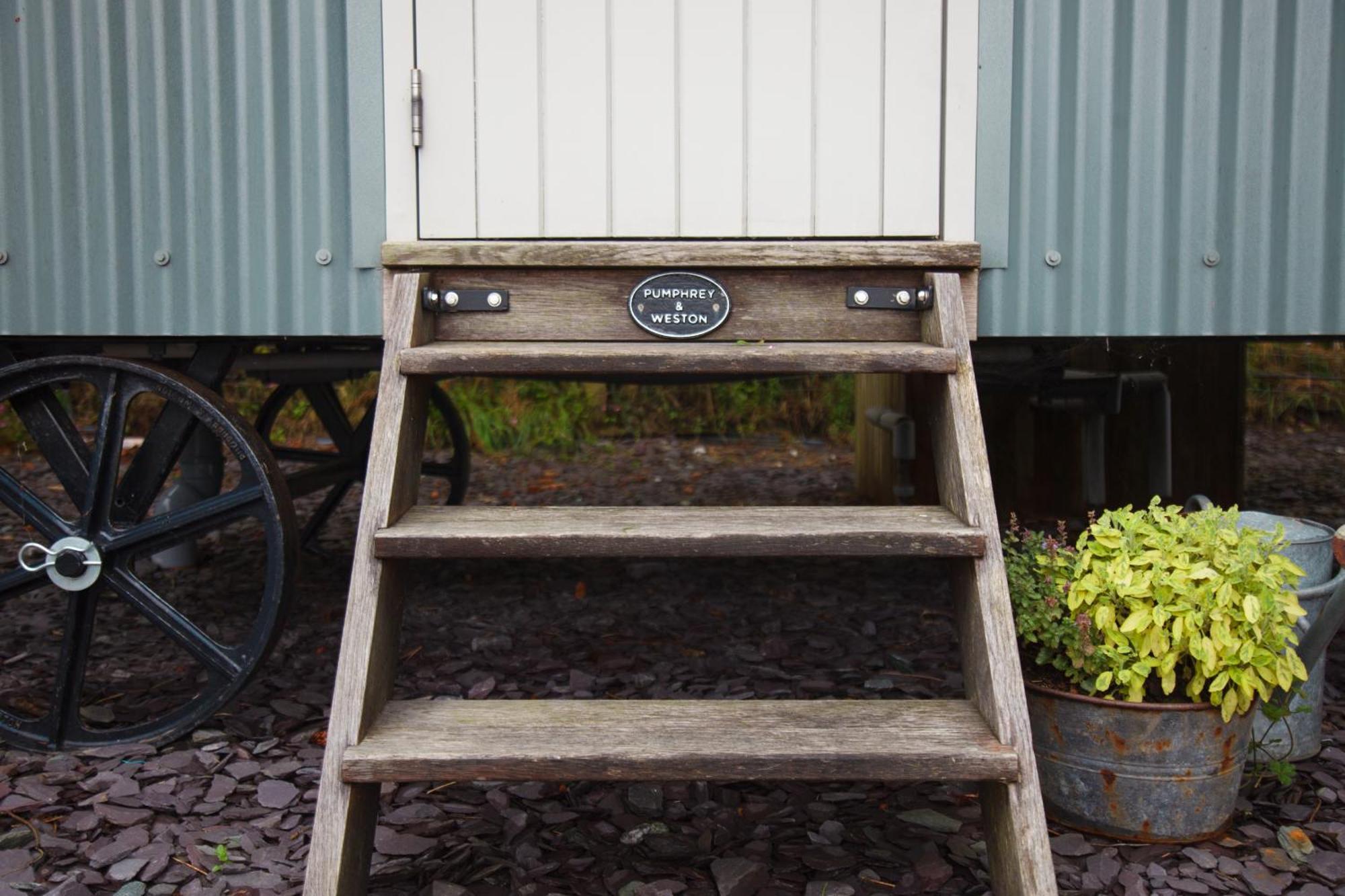 Luxury Shepherd'S Hut On Flower Farm With Outdoor Bath In Mid Cornwall Truro Exterior photo